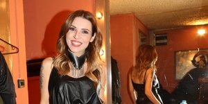 H Eυρυδίκη με δερμάτινη ολόσωμη φόρμα