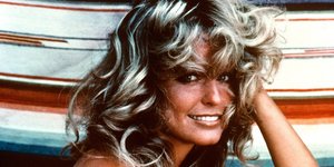 η Φάρα Φόσετ με κόκκινο ολόσωμο μαγιό