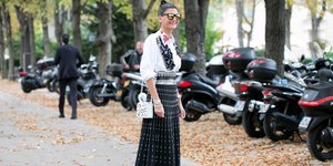 H Τζοβάνα Μπατάλια με λευκό πουκάμισο στο δρόμο