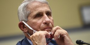 Φαουτσι βαζει τη μάσκα 