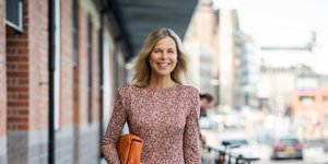 γυναίκα με φόρεμα στην εβδομάδα μόδας