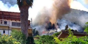 Φωτια στην Αταλάντη κοντά σε σπίτια