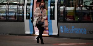 Γυναίκα με μάσκα έξω από τρένο στη Γαλλία