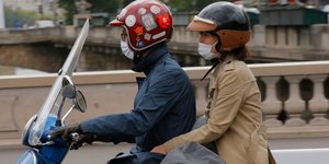 Ζευγάρι Γάλλων σε βέσπα με κράνη και μάσκες στο Παρίσι