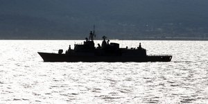 Φρεγάτα στη θάλασσα
