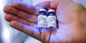 Δυο φιαλίδια με το νέο εμβόλιο κατά του κορωνοϊού της Ρωσίας