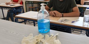 αντισηπτικό σε θρανίο 