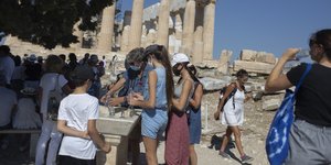 γεμιζουν μπουκαλια στην ακρόπολη