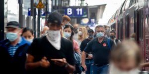 Πολίτες με μάσκες λόγω κορωνοϊού