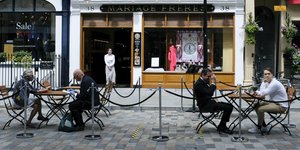 γευμα με αποστασεις 