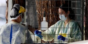 Γιατρίνες στη Νέα Ζηλανδία με μάσκες και ειδική στολή για τον κορωνοϊό