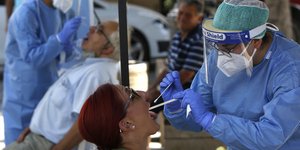 γιατρος κανει τεστ σε κοκκινομάλλα