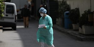 Νοσηλεύτρια με μάσκα για τον κορωνοϊό