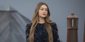 Η Τζίτζι Χαντίντ με μπλε μπλούζα