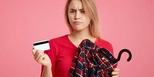 Γυναίκα με πιστωτική κάρτα στο χέρι