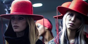 Γυναίκες με κόκκινο καπέλο