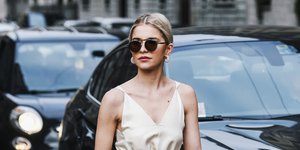 γυναίκα με φόρεμα και γυαλιά στην εβδομάδα μόδας