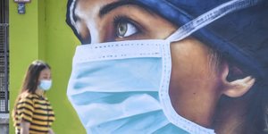 γκραφιτι και γυναικα με μασκα 