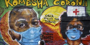 Γκράφιτι με νοσοκόμους με μάσκα για τον κορωνοϊό στην Αφρική