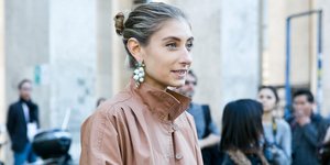 Γυναίκα με έντονα φρύδια και μαζεμένα τα μαλλιά της ψηλά