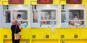 Γυναίκα κάνει τεστ για τον κορωνοϊό στο Ισραήλ