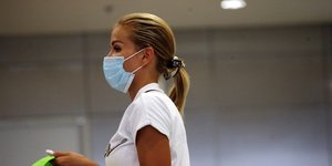 Γυναίκα με λευκό μπλουζάκι