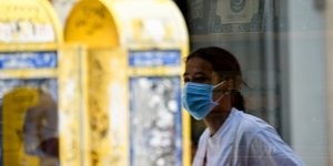 Γυναίκα με μάσκα προστασίας από τον κορωνοϊό στην Αθήνα