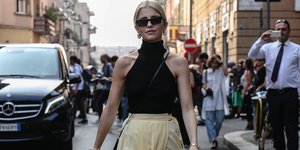 Γυναίκα με μαύρο τοπ και κίτρινη φούστα