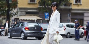 γυναίκα με λευκά