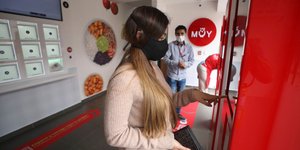 Γυναίκα με μάσκα λόγω κορωνοϊού στην Κολομβία