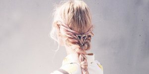 Ξανθιά γυναίκα με πλεξούδα