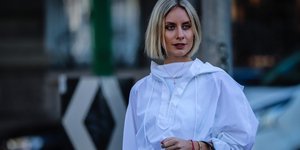 Γυναίκα με λευκό πουκάμισο και ροζ παντελόνι