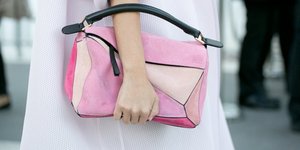 Γυναίκα με ροζ τσάντα στο δρόμο 