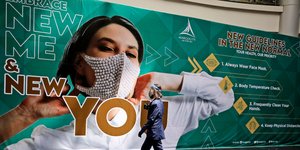 Γυναίκα με μάσκα και προσωπίδα προστασίας ενάντια στον κορωνοϊό