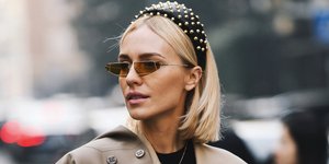 Ξανθιά γυναίκα στο δρόμο