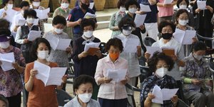 γυναικες με μασκες σε χορωδια 