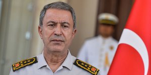Ο Τούρκος Υπουργός Αμυνας, Χουλουσί Ακάρ