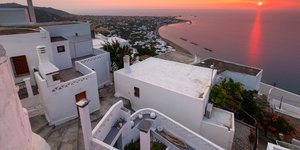 σκυρος στο ηλιοβασιλεμα 