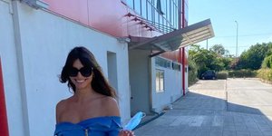 Η Ηλιάνα Παπαγεωργίου με τζιν στραπλες φόρεμα στις εγκαταστάσεις του Alpha