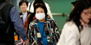 ηλικιωμενη με μασκα 