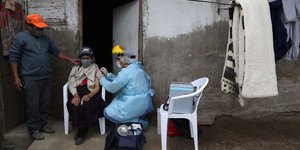 Ηλικιωμένη υποβάλλεται σε τεστ κορωνοϊού