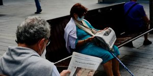 Ηλικιωμένοι σε πάρκο με μάσκα προστασίας μετάδοσης του κορωνοϊού