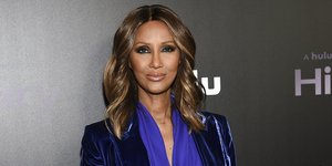 Η Ιμάν με σακάκι και τζιν κρατά τσάντα