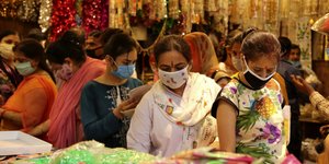 ινδες μ εμασκες στο παζαρι 