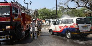 Ινδία: Τουλάχιστον 90 άνθρωποι παγιδεύτηκαν στα συντρίμμια πενταώροφης πολυκατοικίας που κατέρρευσε