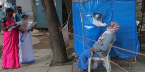 Δειγματοληψίες για τον κορωνοϊό στην Ινδία