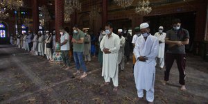 ινδοι σε ναο προσεύχονται 