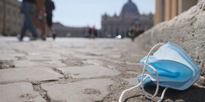 Μάσκα πεταμένη σε δρόμο της Ρώμης