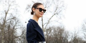 γυναίκα με φόρεμα και γυαλιά στην εβδομάδα μόδας