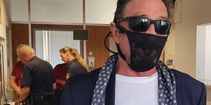 Ο επιχειρηματίας Τζον Μακάφι με την ιδιαίτερη μάσκα προσώπου
